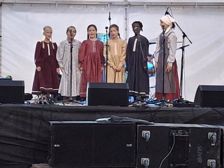 Plesalci otroške FS Osnovne šole Davorina Jenka Cerklje1